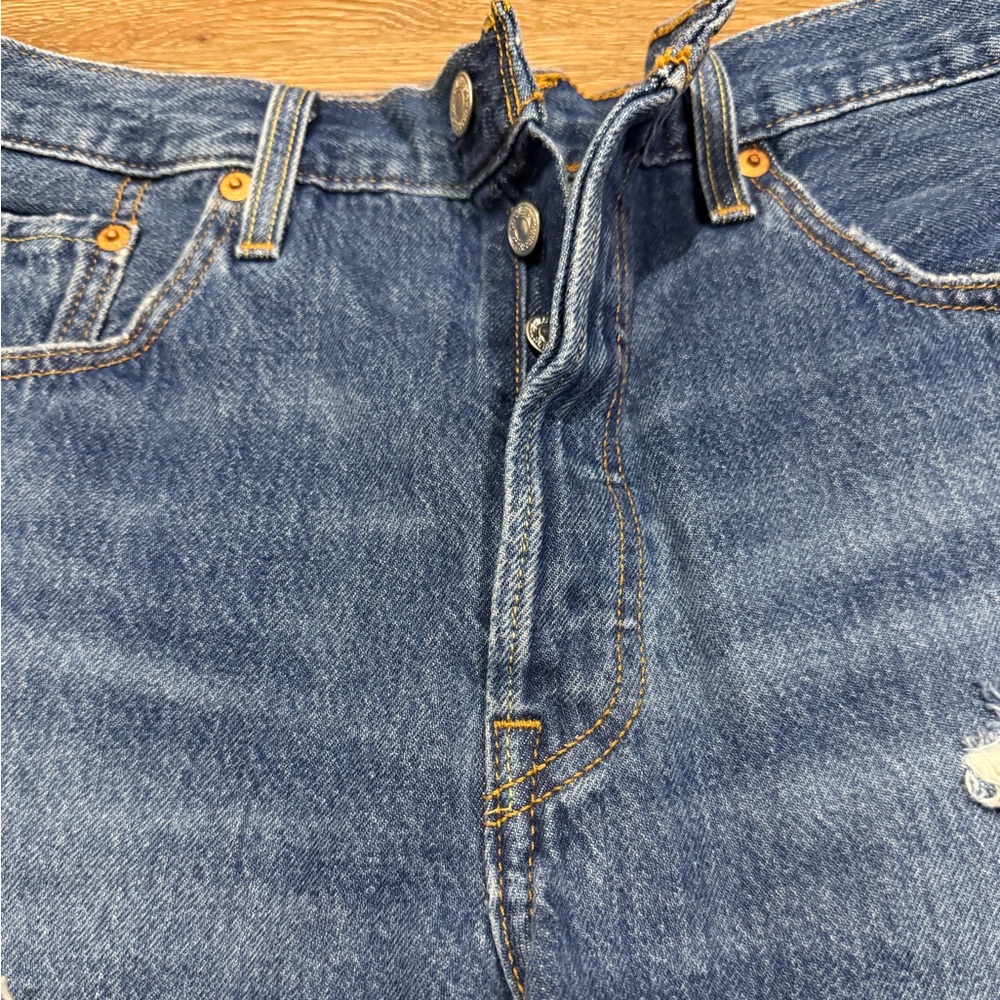 Levi's Classic Women’s 501 Blue Frayed Jean Shorts - Picture 2 of 6